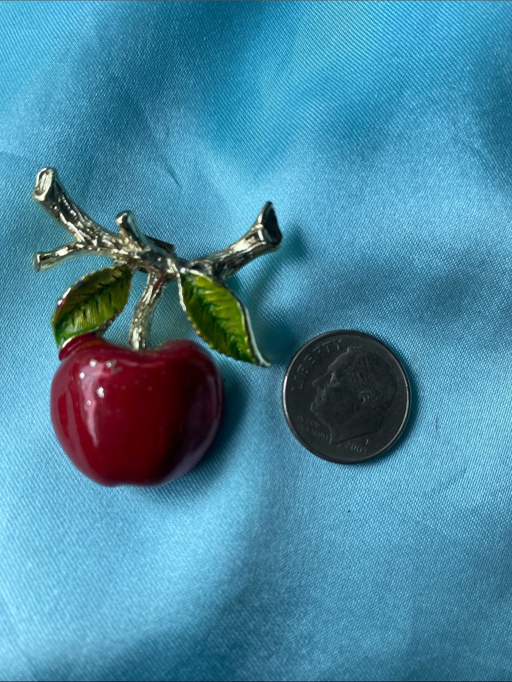 Vintage Signed Gerry’s Red Apple Brooch with Green Enamel Leaves - Picture 4 of 4